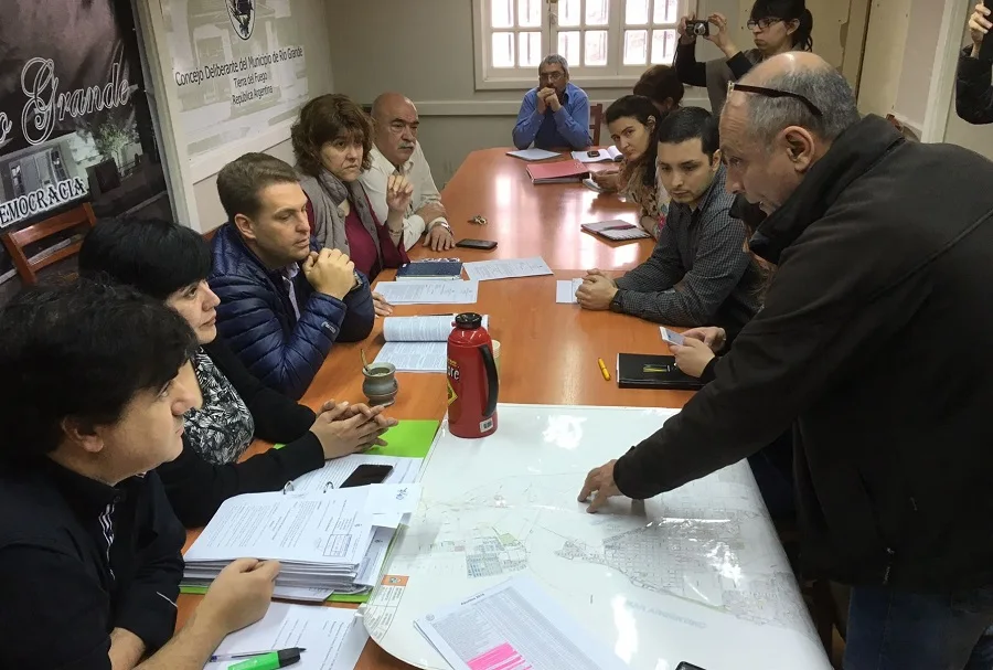 Concejales de Río Grande analizan hacer doble mano la calle Pellegrini