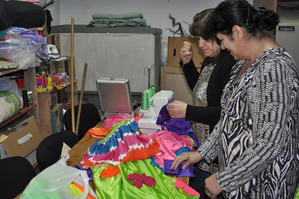 Integrantes de la tercera edad confeccionan la vestimenta para el desfile del carnaval