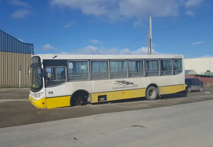 Ushuaia: La rueda de un colectivo se salió e impactó con una camioneta