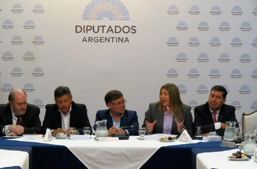 Con gobernadores, Bertone negocia obras para la Provincia