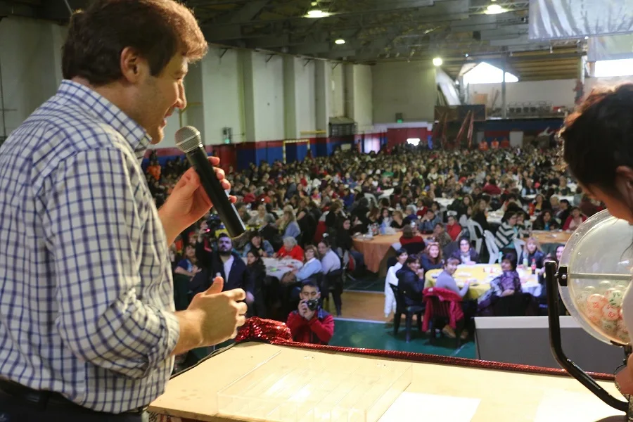 En un gimnasio colmado se desarrolló el tradicional "Bingo del Día de la Madre"