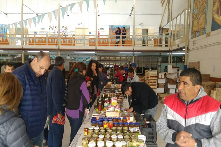 Ushuaia: Más de dos mil vecinos compraron en el Mercado Solidario