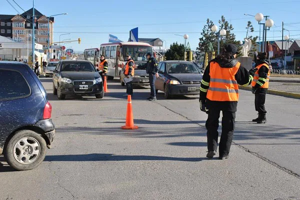 Personal de Tránsito municipal y de la Policía Federal, durante el control de rutina.