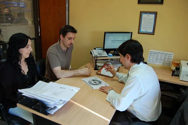 Federico Zapata junto a los consultores del Bureau Veritas.