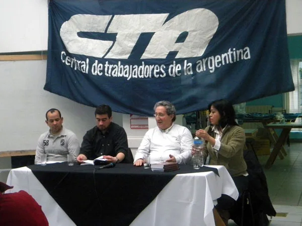 El Dr. Horacio Meguira, rodeado de referentes de la CTA de Río Grande.