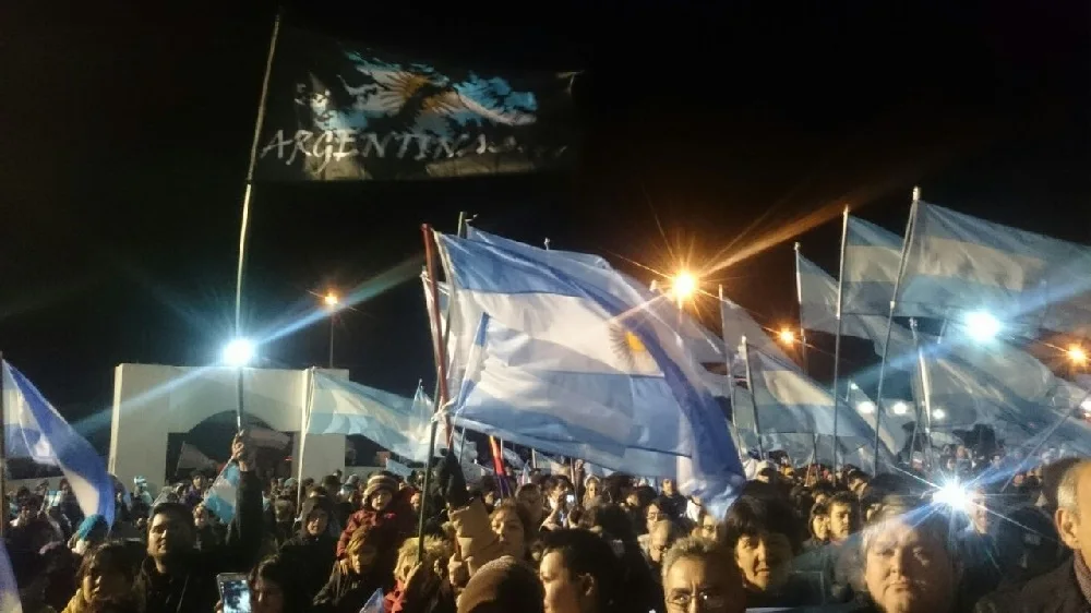 Se realizó el ‘Banderazo’ fueguino en contra de la provocación británica