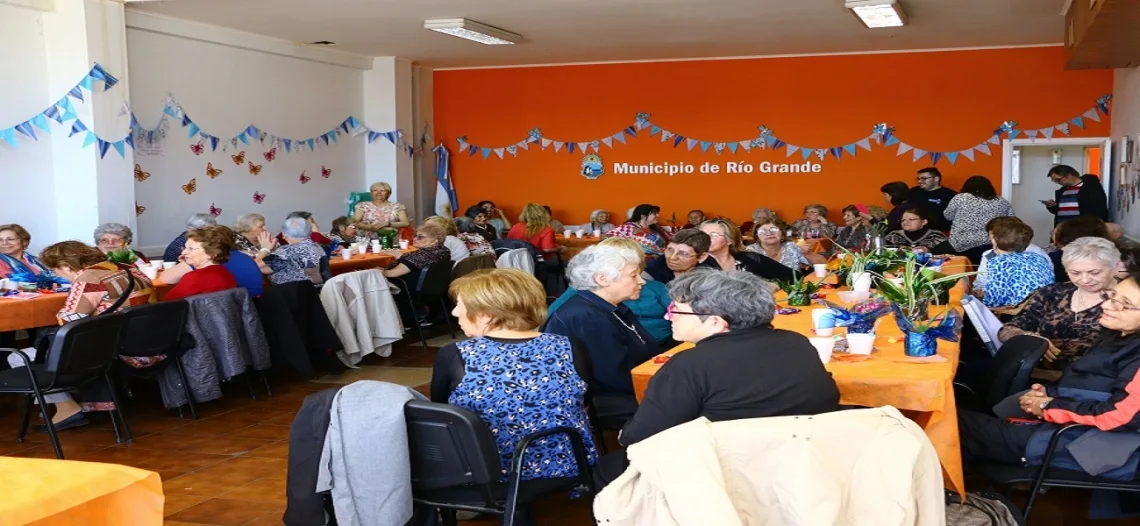 Río Grande: Festejo del Día de la Madre con abuelas de la Tercera Edad