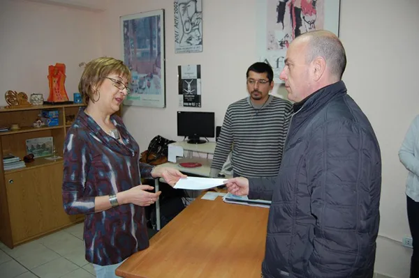 Alfredo Guillén entrega la colaboración a la Directora del Centro Polivalente de Artes.