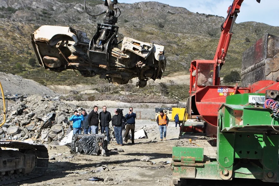 Enviarán hacia el continente más de 600 toneladas de chatarra