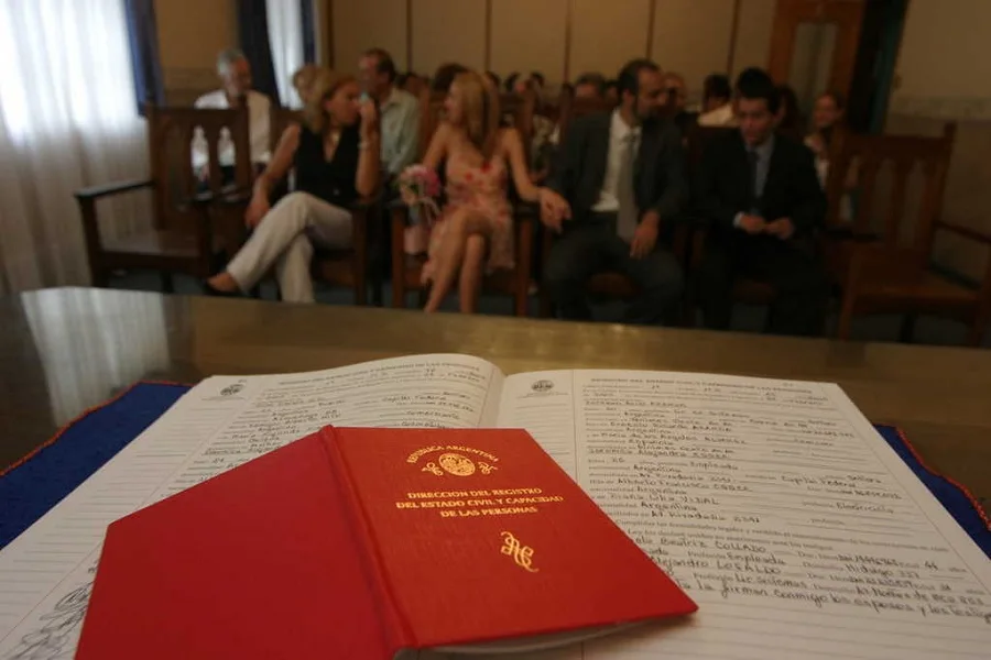 Gobierno comenzó a regularizar la entrega de la libreta de matrimonio