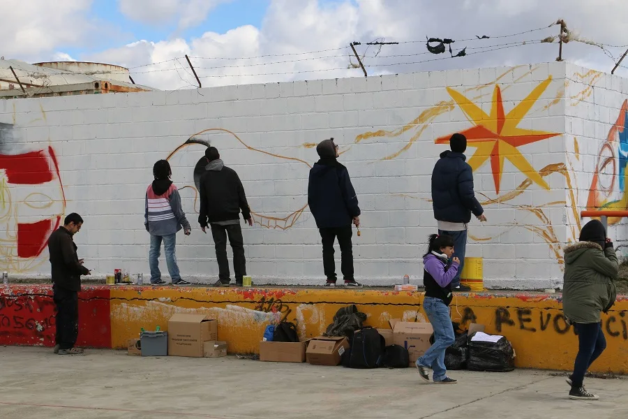 Jóvenes riograndenses pintan el mural en el Cono de Sombra