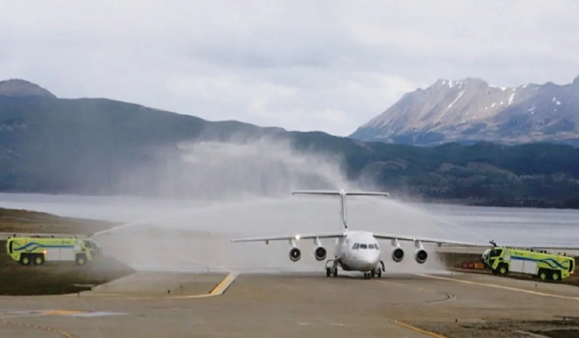 Arribó a la ciudad de Ushuaia el primer vuelo proveniente de Punta Arenas