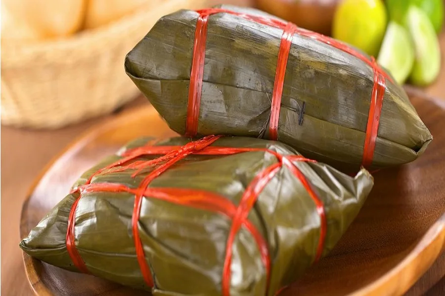 Un pueblo indígena cambia las bolsas de plástico por hojas de plátano