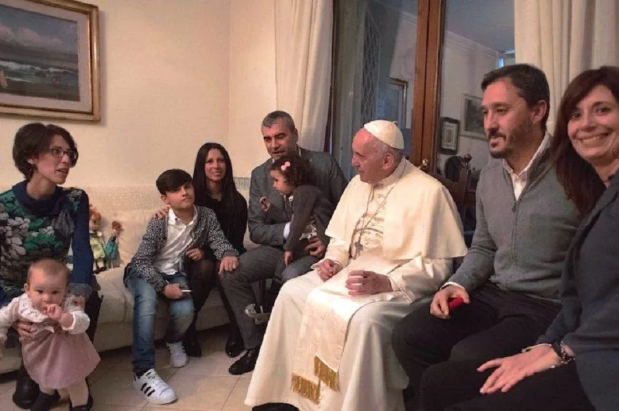El Papa visitó a jóvenes que dejaron el sacerdocio y formaron familias