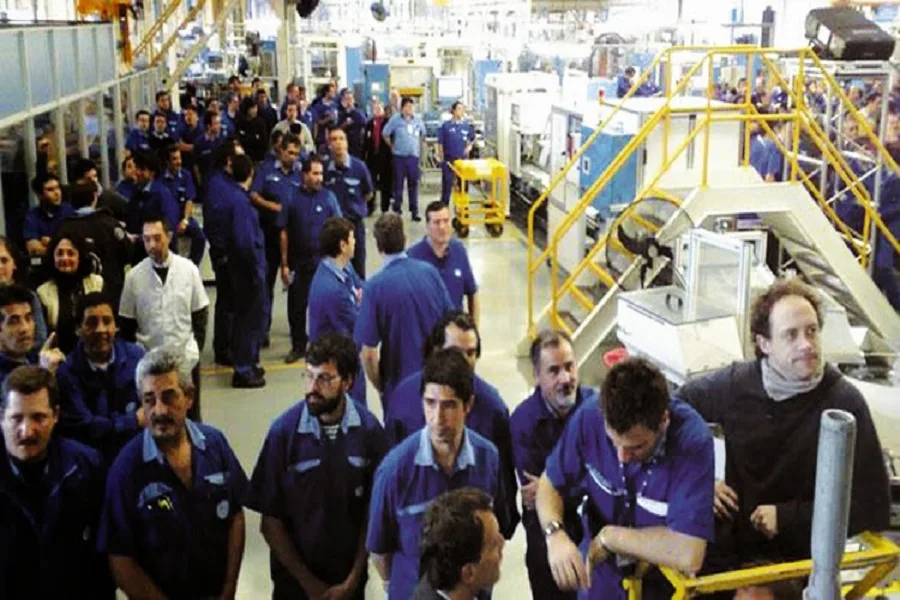 Una automotriz echará a 7.000 empleados