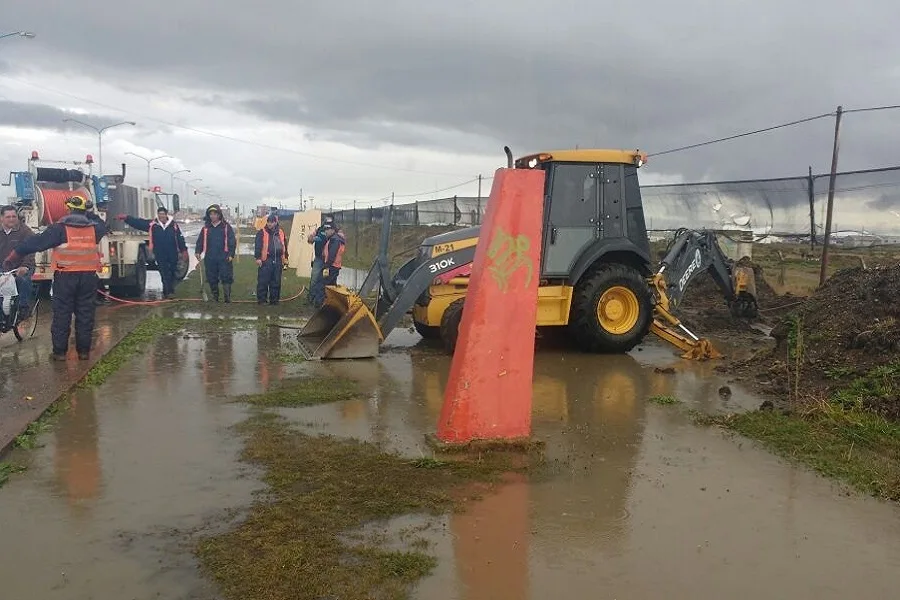 Intenso operativo de Obras Sanitarias por el impacto de la lluvia extraordinaria