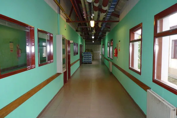 Los pasillos del hospital, vacíos tras declararse el asueto forzoso.