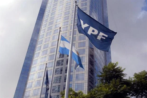 YPF suspendió 33 equipos de producción en la Patagonia y peligran 1700 puestos de trabajo