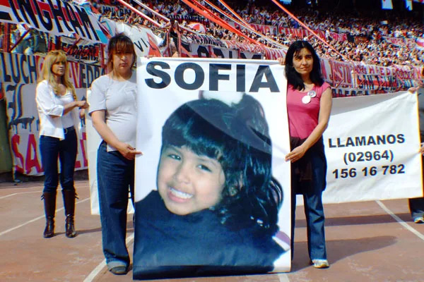María Elena Delado promocionó la búsqueda de Sofía en el estadio de River Plate.