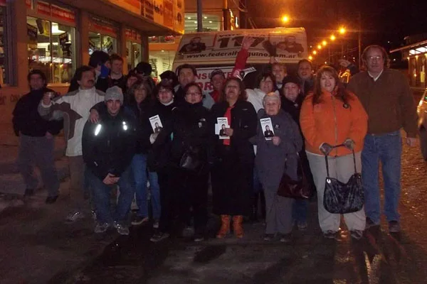 Candidatos y militantes del PFF, durante la caminata por Ushuaia.