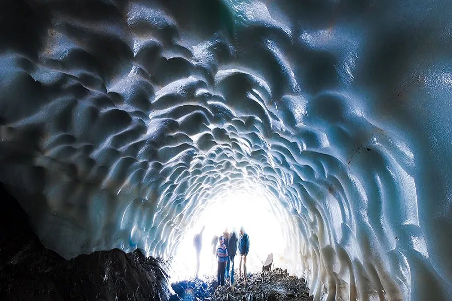 Esquel invita a atravesar el Túnel de Hielo