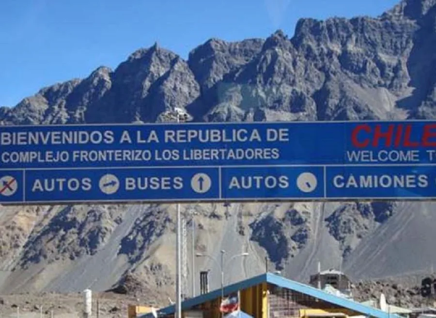 Diez kilómetros de cola y ocho horas de espera para los argentinos que cruzan a Chile