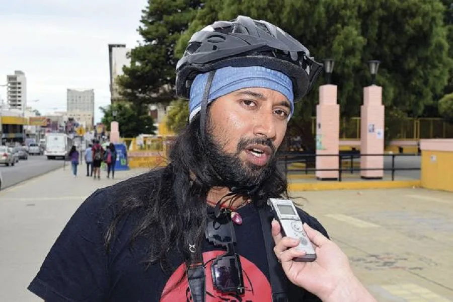 En bicicleta, viaja hacia Ushuaia para crear conciencia sobre el sida