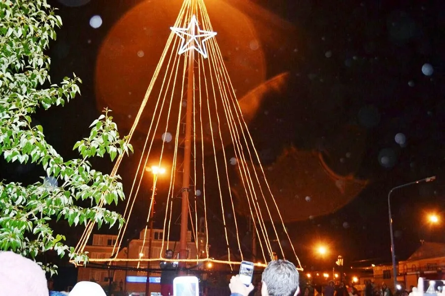 Ushuaia: Encendieron el árbol de Navidad en la Plaza de los Bomberos