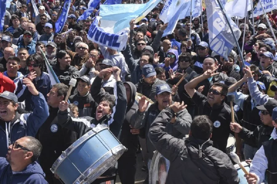  La asamblea de petroleros avaló la "carpa negra" en Plaza de Mayo