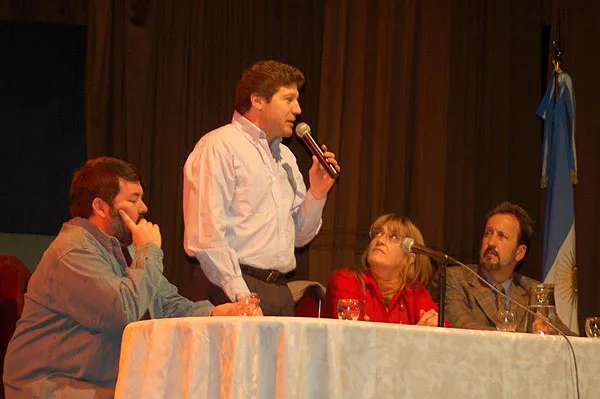 Gustavo Melella habla a los presentes en el acto de cierre.