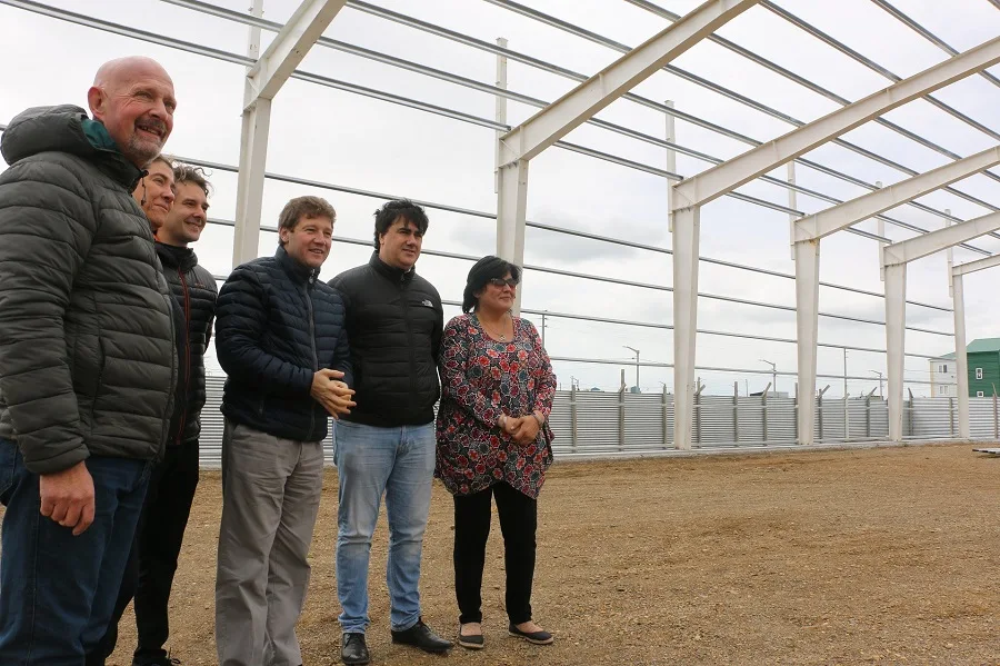 Melella y concejales recorrieron la obra del nuevo gimnasio del B° Malvinas Argentinas