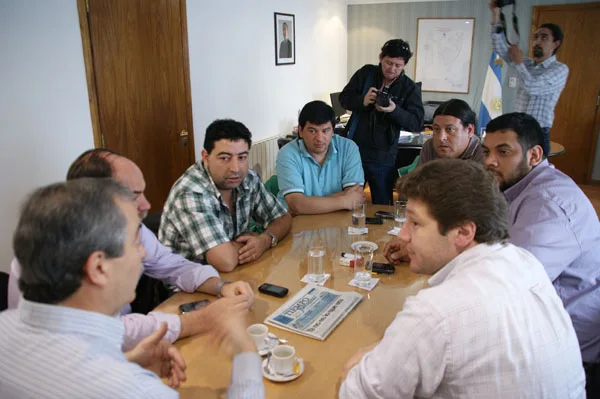 Martín junto a funcionarios municipales y referentes del Sindicato de Camioneros.