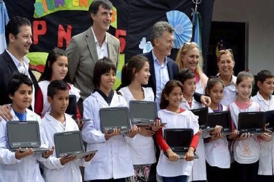 Industrias alertan que Bullrich busca importar 750 mil computadoras escolares