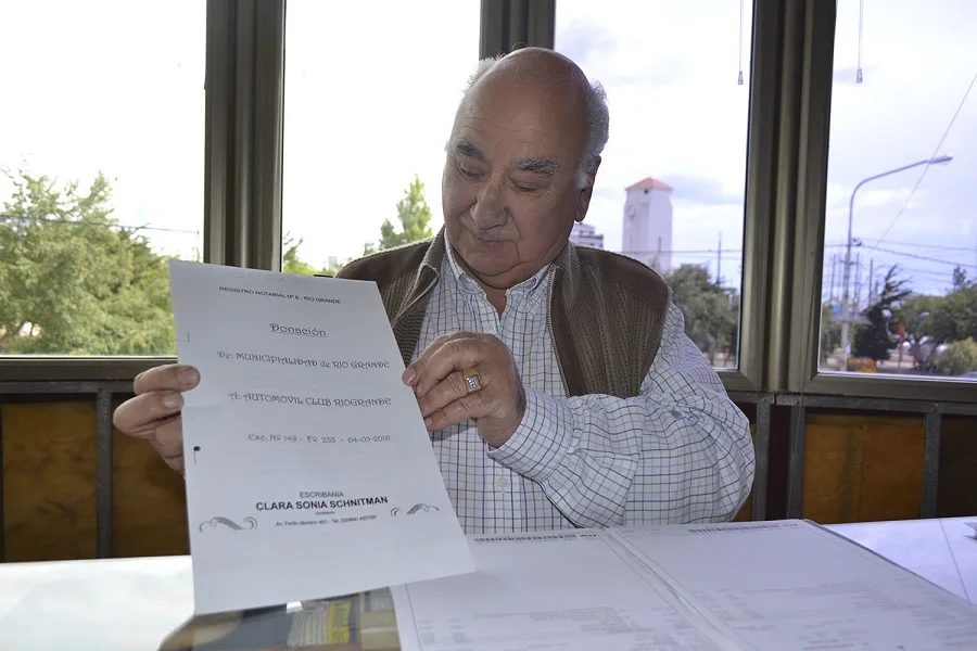 Néstor Nogar presentó la escritura del Autódromo Ciudad de Río Grande