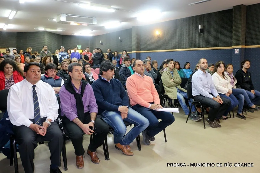 Regularizaciones de terrenos: Entrega de escrituras y decretos