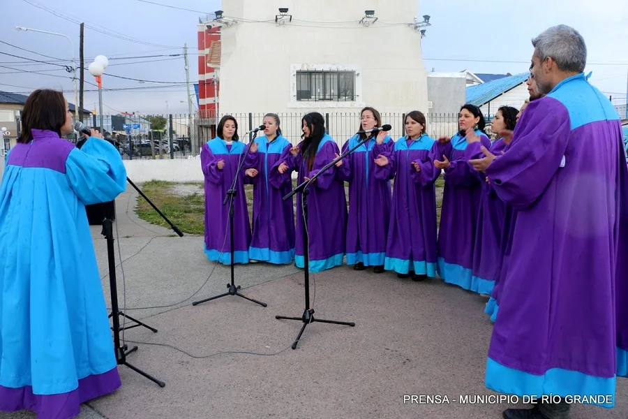 "Río Grande Gospel Choir" en la histórica torre de agua de la ciudad