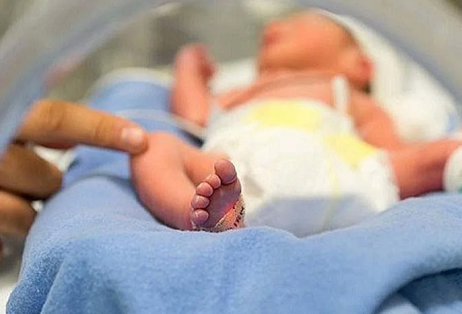Prohiben contacto directo entre los padres hacia la bebé golpeada