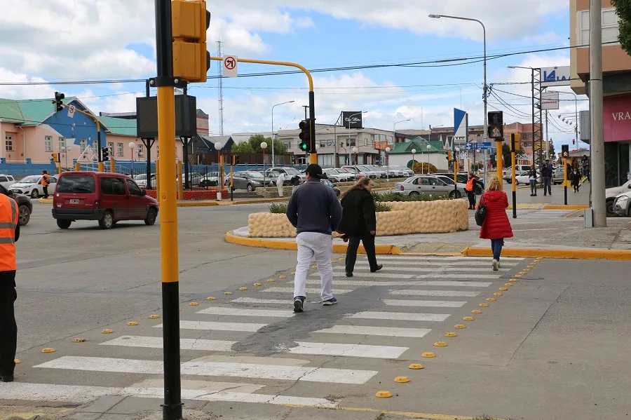 Se puso en funcionamiento el primer semáforo peatonal de la provincia