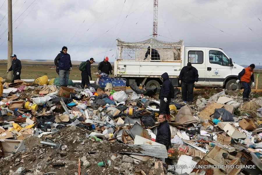Realizaron un operativo de limpieza de un basurero clandestino