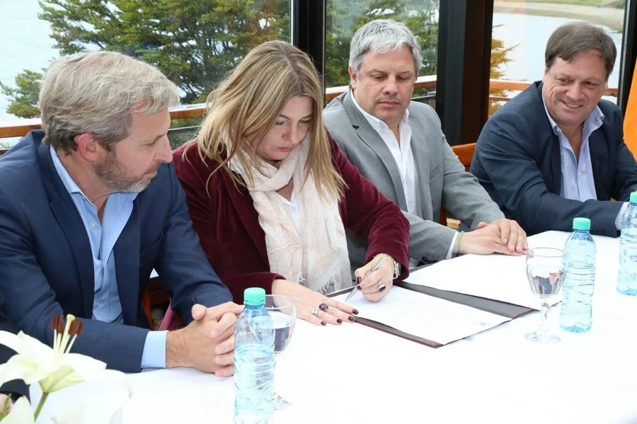 La Gobernadora Bertone firmó un convenio con Pesantar para promover el consumo de productos marinos locales