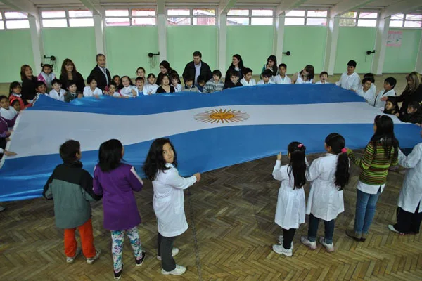 Los alumnos de la Escuela 10 confeccionaron la bandera gigante.