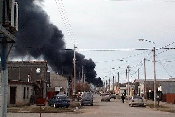 La columna de humo vista desde la avenida Juan Domingo Perón.