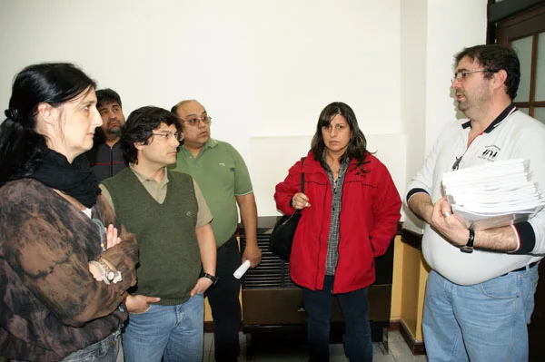 López Auil entrega las planillas a Raimbault y De María.