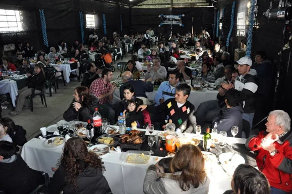 El personal de Vialidad Nacional, junto a sus familias en el agasajo.