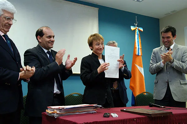 Ríos muestra orgullosa el convenio firmado con las empresas involucradas.