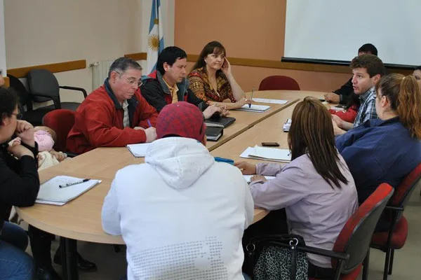 Gustavo Melella presidió la reunión con referentes barriales de los asentamientos.