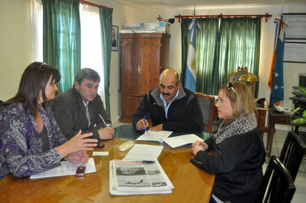 Rodríguez, Boyadjian y Montero junto al taxista que fuera asaltado hace unos días.