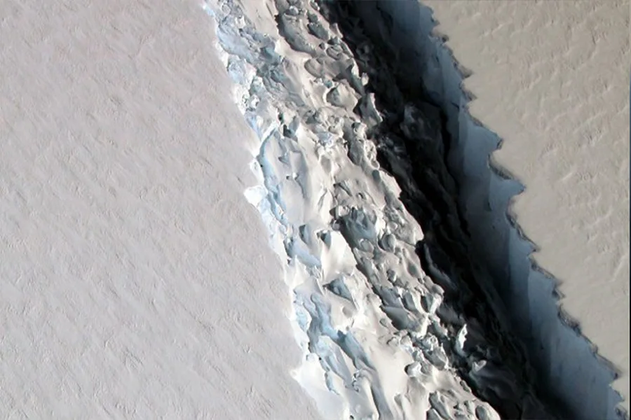 Argentinos sobrevolaron la grieta antártica que preocupa al mundo