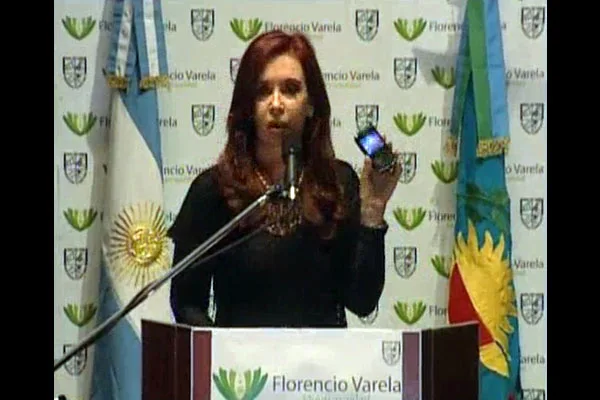 Cristina fernández muestra el smartphone fabricado en Río Grande.
