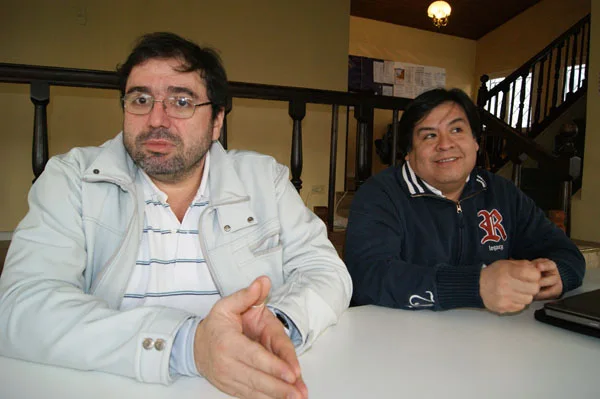 Héctor López Auil y Rodolfo Suárez, al inicio de la conferencia de prensa del SUTEF.